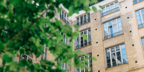 Whats the difference between green sustainable buildings
